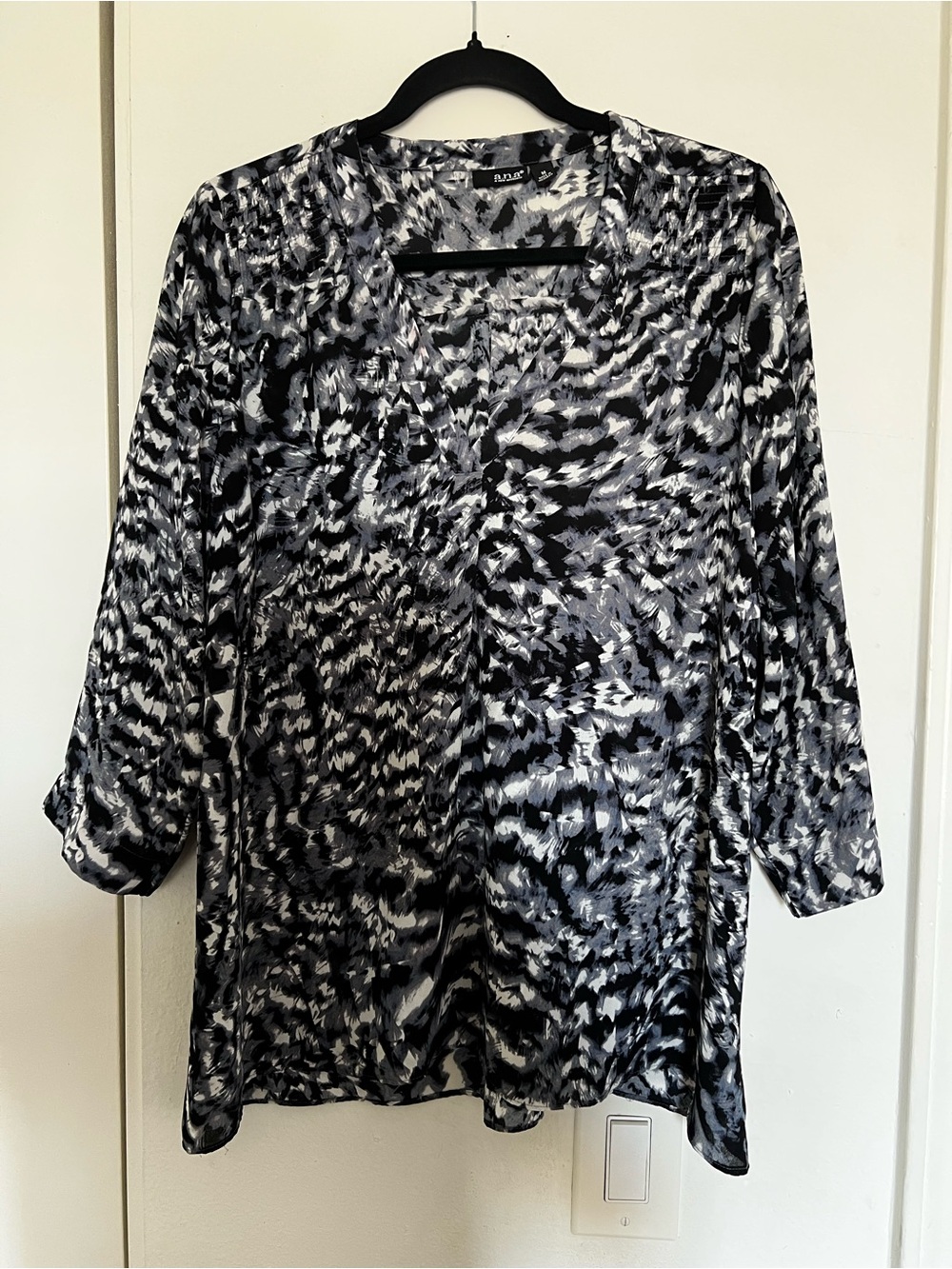 a.n.a Black Gray White Abstract Print V-Neck Blouse